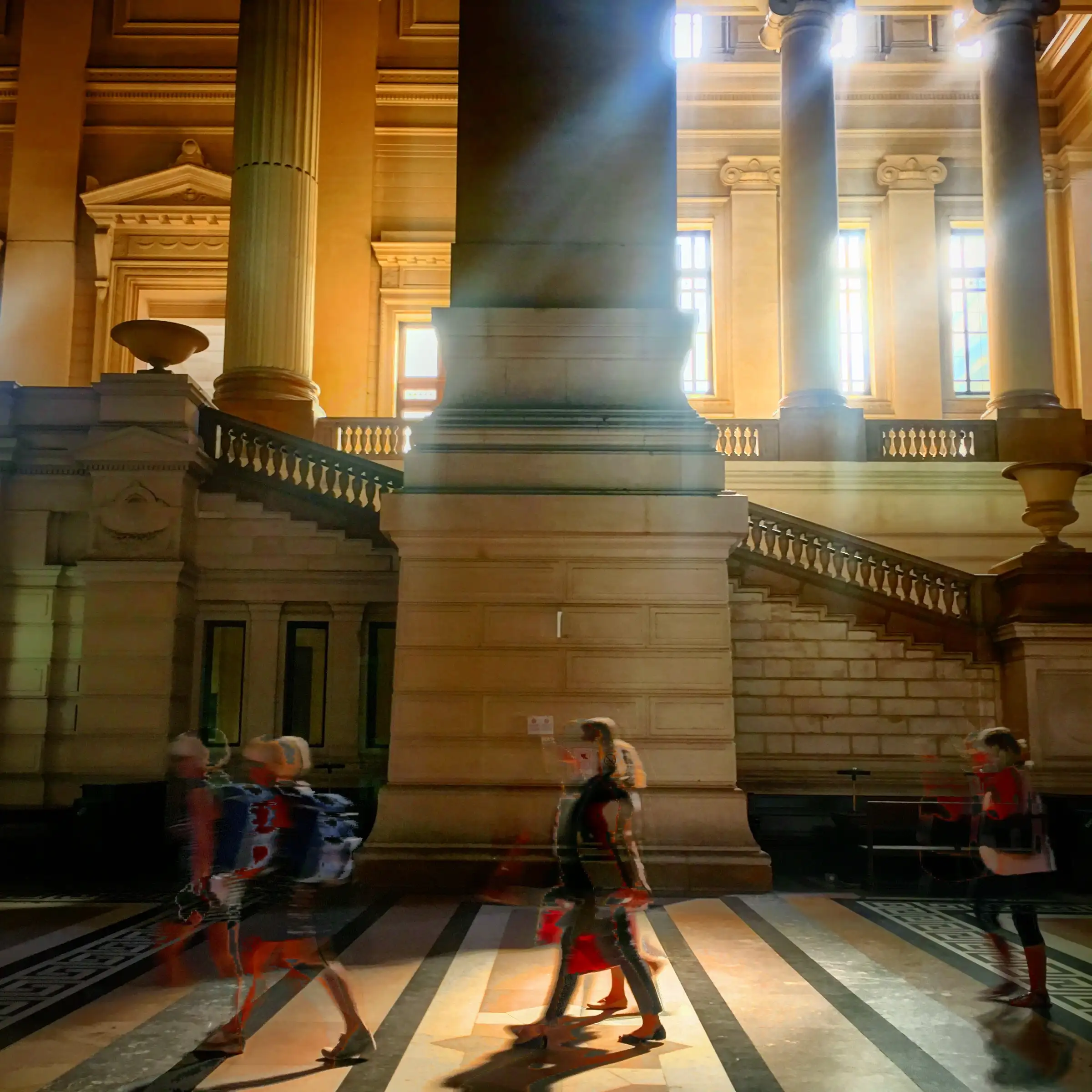 Escalier d&rsquo;un lieu culturel repr&eacute;sentant un espace d&rsquo;affichage